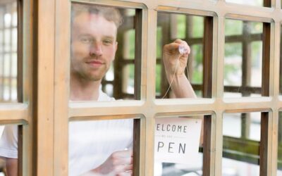 Co powiesić w oknie, by ożywić wnętrze?