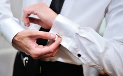 Elegancki dżentelmen – jak prawidłowo zapinać spinki do mankietów?