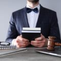 Koszty adwokata w sprawach karnych - co wpływa na wysokość honorarium?