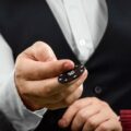 Ile naprawdę kosztują eleganckie spinki do mankietów?