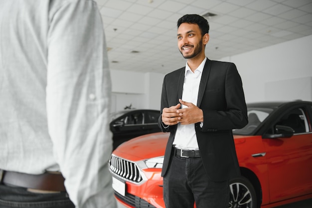 Ile rzeczywiście zarabia sprzedawca w salonie samochodowym?