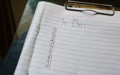 Jak stworzyć zwięzłą listę fraz po usunięciu podobnych znaczeniowo wpisów?