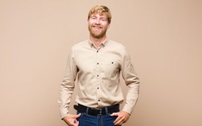 Jak stylowo nosić koszulę z długim rękawem przez cały rok?