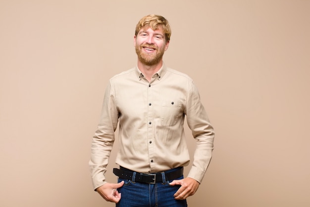 Jak stylowo nosić koszulę z długim rękawem przez cały rok?