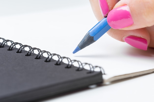 Jak usunąć ślady z długopisu na różnych powierzchniach?