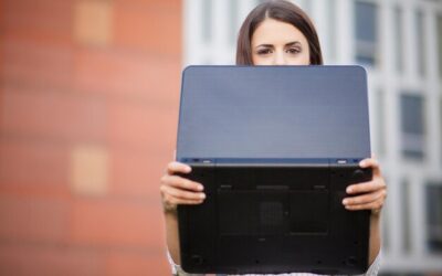 Laptop z napędem optycznym czy bez – co wybrać do codziennej pracy?