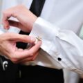 Sztuka elegancji - jak zapinać spinki do mankietów?