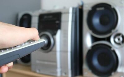 Do czego służy amplituner w domowym zestawie audio?