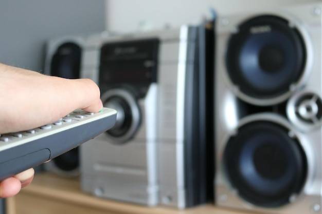 Do czego służy amplituner w domowym zestawie audio?