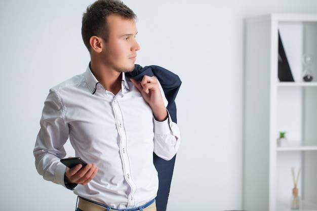 Męska koszula – jak ją nosić z klasą i wyczuciem?