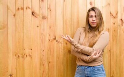 Sprytne sposoby na zakrycie boazerii w domu