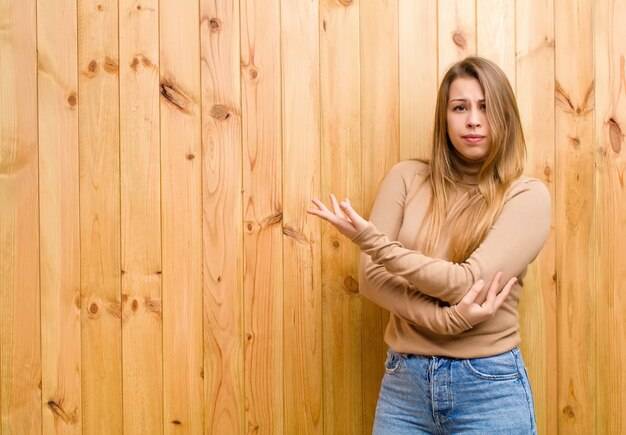 Sprytne sposoby na zakrycie boazerii w domu