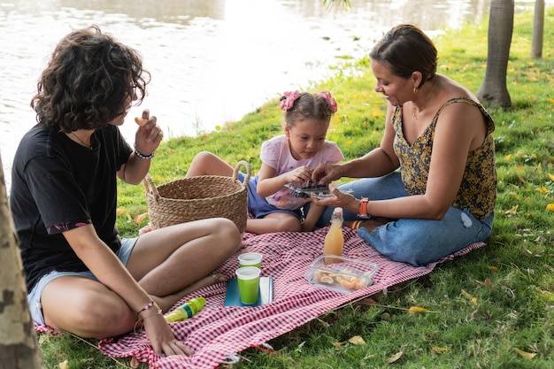Jakie przekąski zabrać na piknik nad jeziorem?